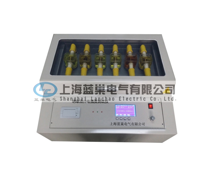 LCY-6B六杯型絕緣油介電強(qiáng)度測試儀又稱絕緣油介電強(qiáng)度測試儀、絕緣油介質(zhì)強(qiáng)度測試儀及絕緣油電強(qiáng)度測定儀，六杯絕緣油介電強(qiáng)度測試儀根據(jù)《絕緣油介電強(qiáng)度測定法》設(shè)計(jì)生產(chǎn)