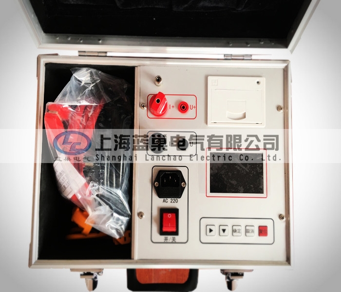 LCHL-100A回路電阻測(cè)試儀采用32位ARM內(nèi)核作為處理的核心，對(duì)整機(jī)進(jìn)行控制，自動(dòng)完成自校、穩(wěn)流判斷、數(shù)據(jù)處理、阻值顯示等功能，可測(cè)量各種高壓開(kāi)關(guān)及電器的接觸電阻、回路電阻和變電站母線電阻，電力線接點(diǎn)電阻，焊縫接觸電阻。該儀器體積小、重量輕，極大的方便了工作人員的使用。