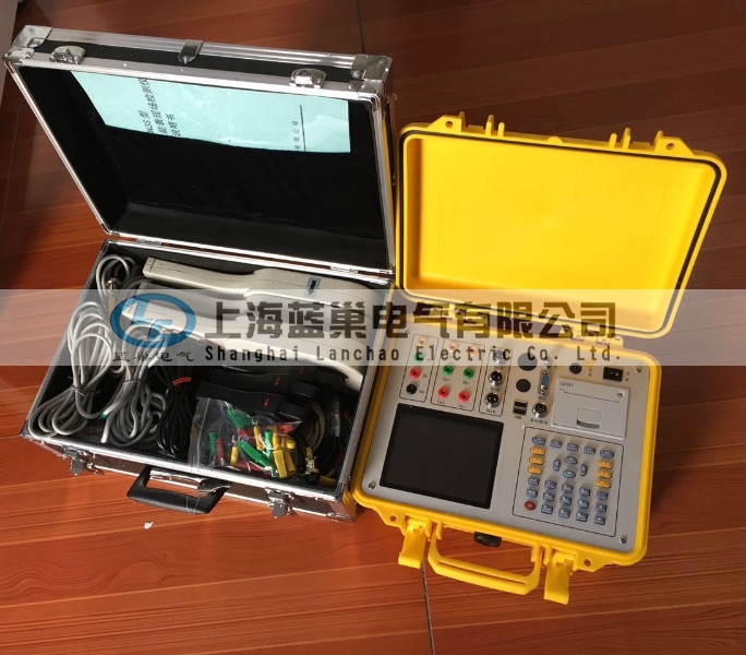 三相電能表現(xiàn)場校驗儀采用大屏幕彩色液晶作為顯示器，全中文圖形化操作界面并配有漢字提示信息、多參量顯示的液晶顯示界面，人機對話界面友好，向量圖顯示及接線判斷為檢查電路的正確性提供了可靠的依據(jù)。